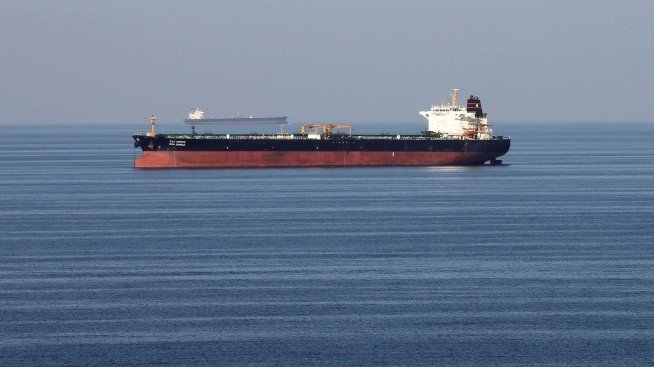 Иран: Екипажът на задържания танкер под британски флаг остава на борда