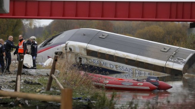 Най-малко 5 жертви при дерайлиране на влак във Франция