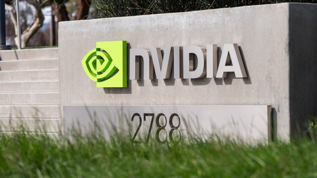 Продажбите на Nvidia надминаха&nbsp;прогнозите, бизнесът с центрове за данни стимулира растежа