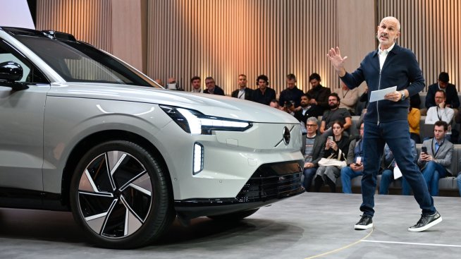 Ръстът на продажбите на Volvo през ноември се ускорява, воден от електромобилите