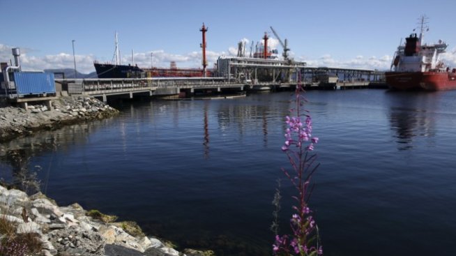 Екоактивисти блокираха достъпа на танкер с руски петрол до терминал в Норвегия