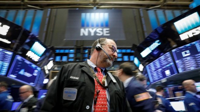 Банковият сектор свали Dow с близо 400 пункта