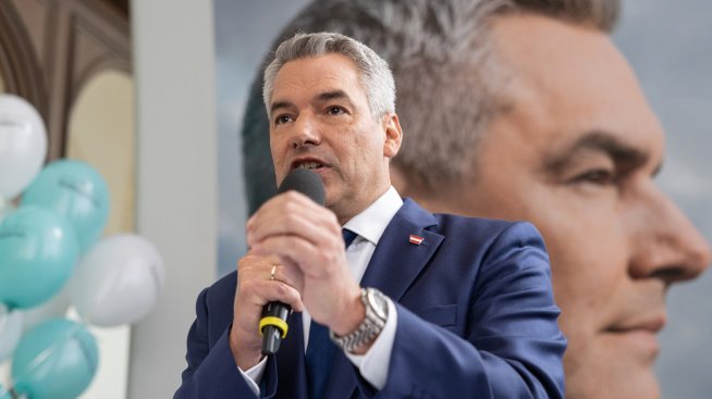 Канцлерът на Австрия се оттегля от поста си, увеличавайки възможността за нови избори