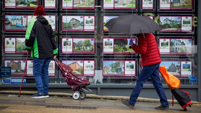 Запитванията от купувачи на жилища във Великобритания са на най-ниското си ниво от началото на пандемията