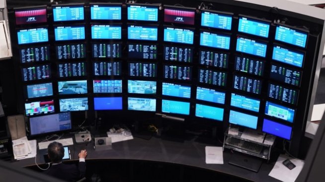 Nikkei 225 отстъпи с над 400 пункта след волатилната сесия на Wall Street