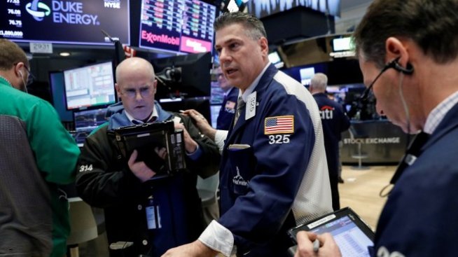 Подновените страхове за глобалната икономика притиснаха индексите на Wall Street