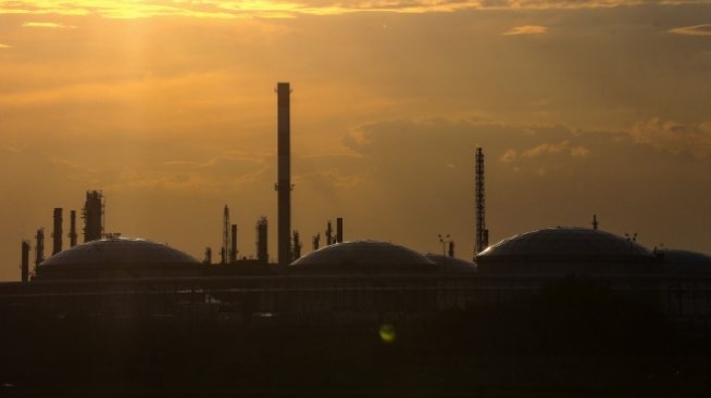 Решението на ОПЕК+ да запази съкращенията в добива тласна нагоре петрола*