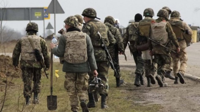 Руските военни сили затягат контрола над Крим