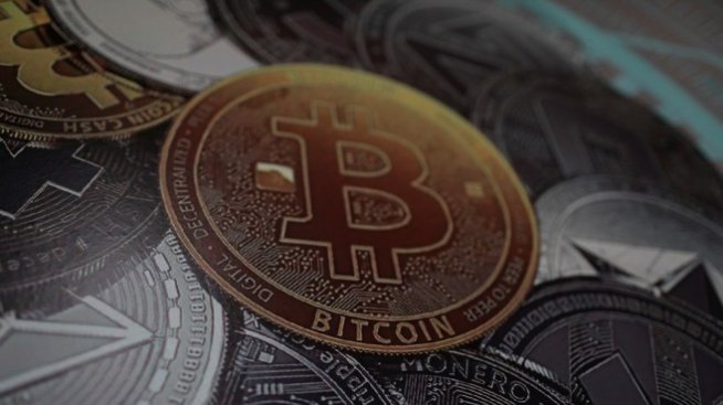 Биткойнът се обезцени до под 7000 долара за брой
