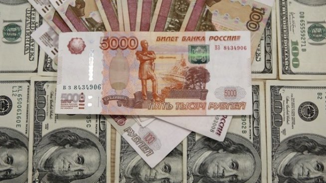 Рублата поевтинява спрямо долара след санкциите от страна на САЩ срещу Русия
