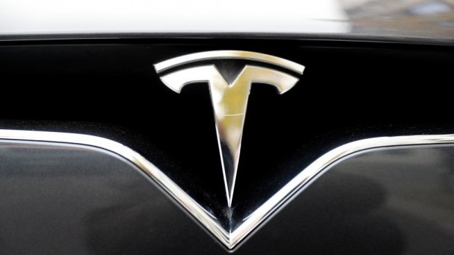 Американските власти разследват фатална катастрофа с Tesla