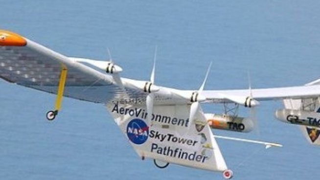 Соларният самолет се приземи след 26-часов полет