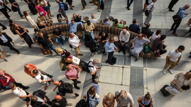 Инфлацията насочи британците към летни дрехи и храни за пикник