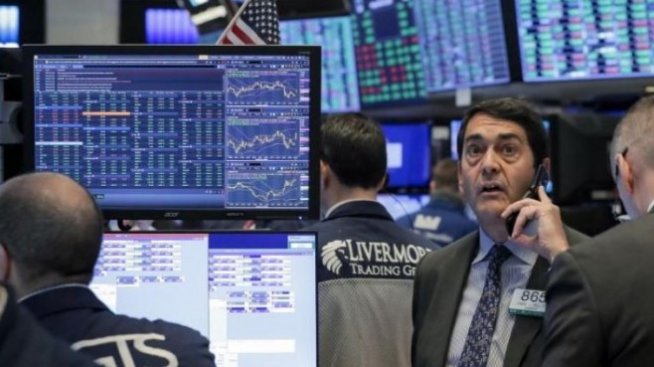 Dow прибавя 1500 пункта в очакване на решението за пакета от стимули