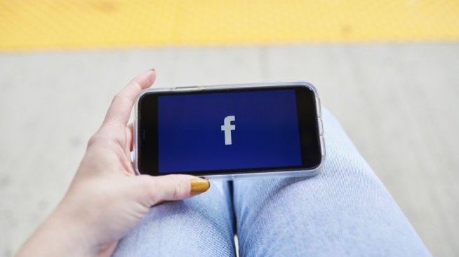 Ползването на Facebook скача, но рекламите ги няма 
