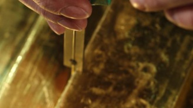 Цената на златото продължава да отстъпва