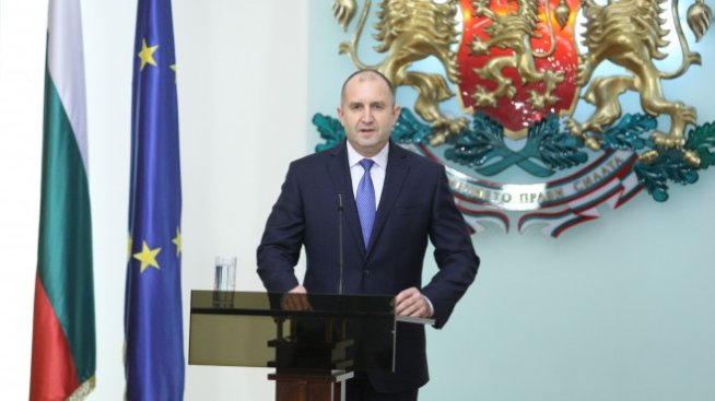 Президентът Радев: Официално снемам доверие от правителството