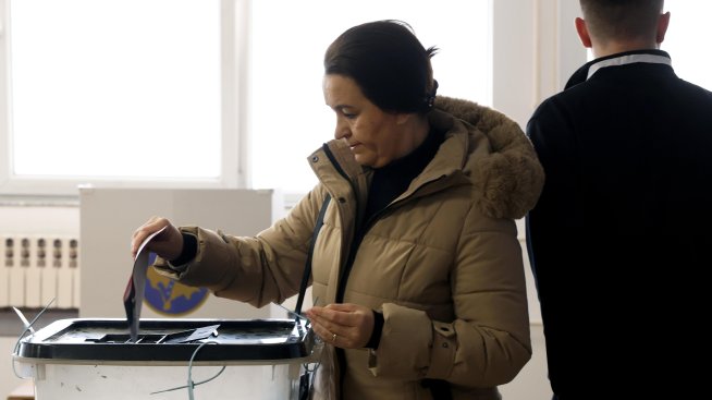 Косово гласува на парламентарни избори, помрачени от напрежението със Сърбия