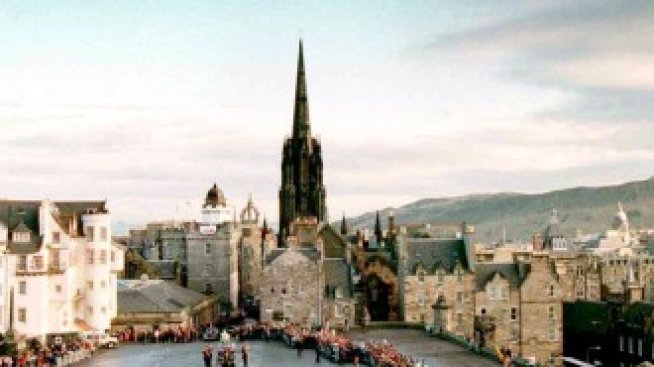 Единбург е първият британски град, който въвежда такса за туристите