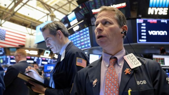 Dow се раздели с близо 300 пункта заради понижените прогнози за търговска сделка