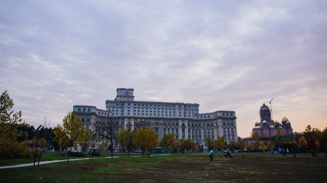 Най-голямата партия в румънското коалиционно правителство оттегли подкрепата си за премиера
