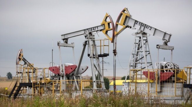 Цените на петрола потънаха с над 1% в началото на седмицата*