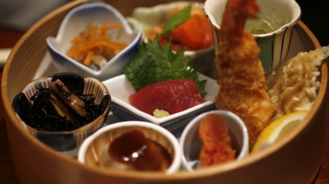 Елитен готвач и бивш банкер продават кутии с обяд за по 9 долара в Токио