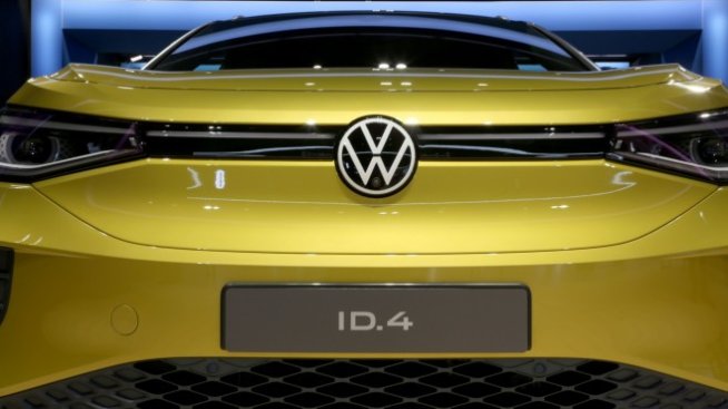 Анализатор: VW ще отнеме короната на Tesla при електромобилите до 2025 г.