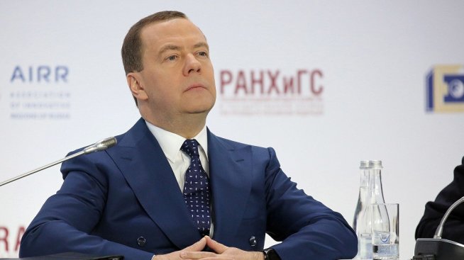 Дмитрий Медвев обяви британски чиновци за "законни цели" на Русия