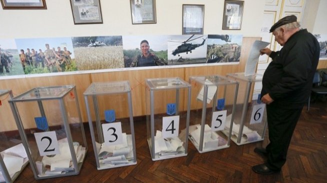Украинците гласуват на местни избори