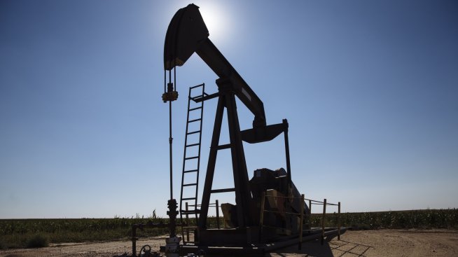 Силният долар тласка надолу цените на петрола*