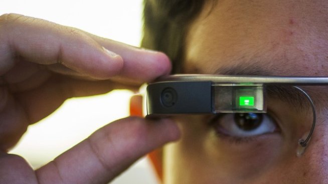 Google разпространява тихомълком новите си умни очила 