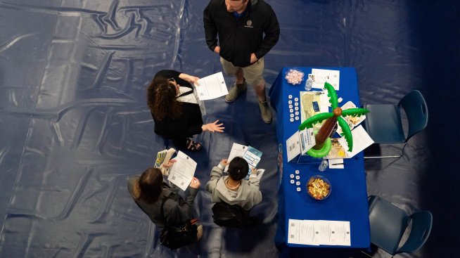 Броят на първоначалните молби за помощи при безработица в САЩ остава нисък