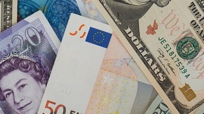 Еврото отстъпва до най-ниската си стойност за последните 4 месеца*