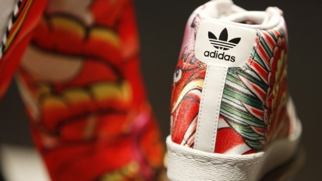 Инвеститорите все повече притискат Adidas