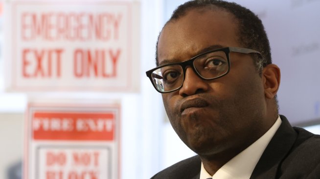 Британският финансов министър обвини централната банка за хаоса на пазарите