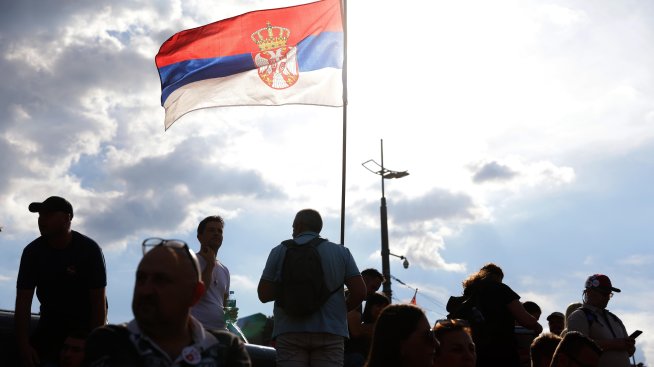 Защо ЕС закъснява с реакцията си в Сърбия?