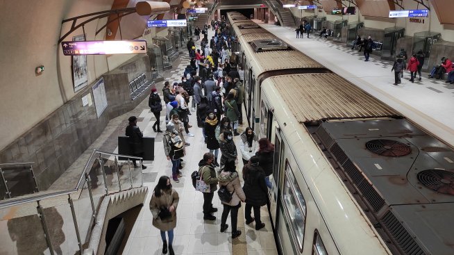 Нови прегради повишават безопасността на метростанциите на софийското метро