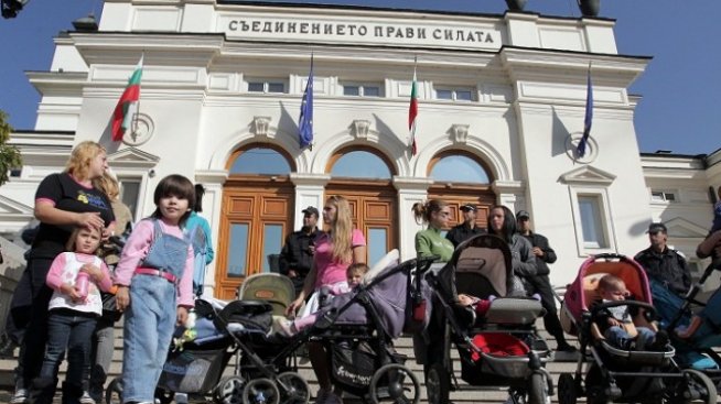 Пореден национален протест за по-добре платено майчинство