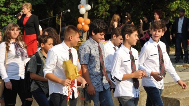 През 2015 г. заради бедност от училище са се отказали 2300 ученици