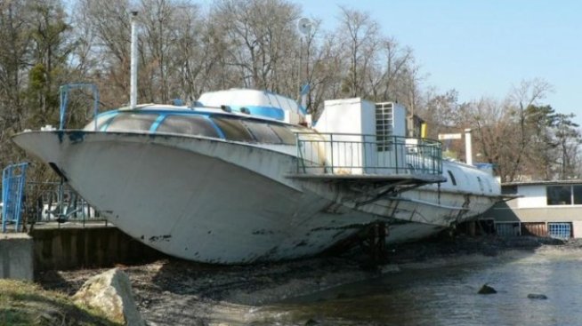След два търга последната българска комета продължава да се руши на брега