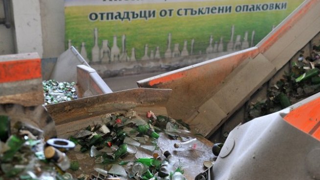 Рециклираща компания инвестира в инсталация за сортиране на стъклото по цвят