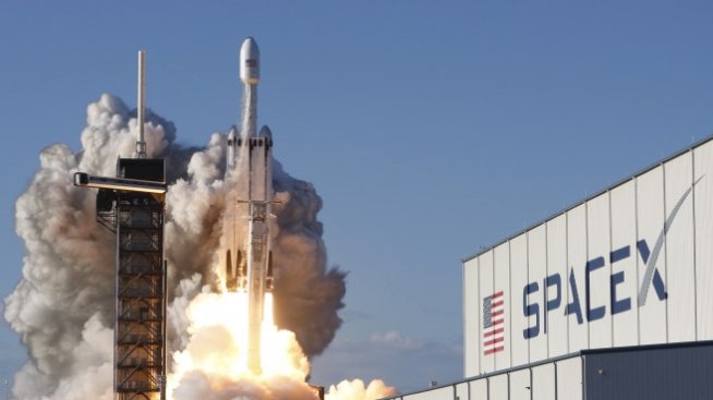 SpaceX осъществи първи комерсиален старт на най-мощната ракета в света