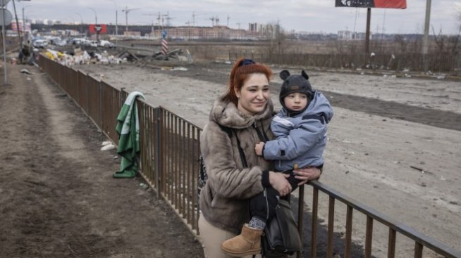 Руски въздушен удар порази и родилен дом в Мариупол
