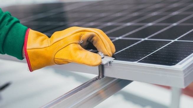 "АмонРа Енерджи" започва производство на соларни конструкции и зарядни станции