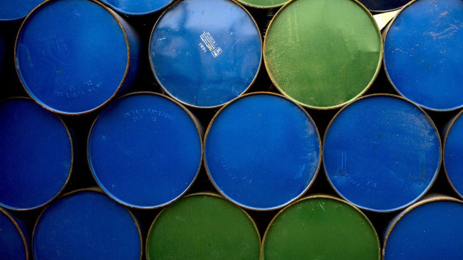 Търговците засега печелят надпреварата с петролните компании за венецуелския петрол