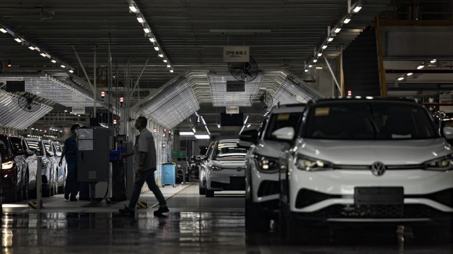 Volkswagen и партньорът му SAIC се готвят да закрият най-малко един завод в Китай