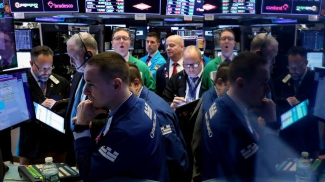 Dow изтрива на старта над 100 пункта след понижения рейтинг на Boeing*