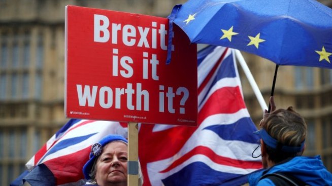 Британският парламент прие закона, забраняващ Brexit без сделка