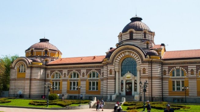 Столичани в опит да спасят  Централната минерална баня